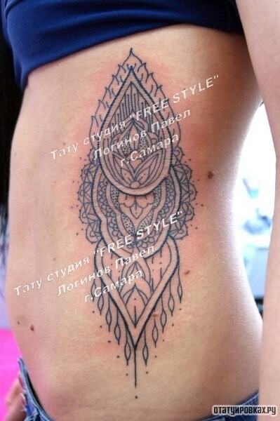 Фотография татуировки под названием «Узоры в стиле Барокко сбоку тела»