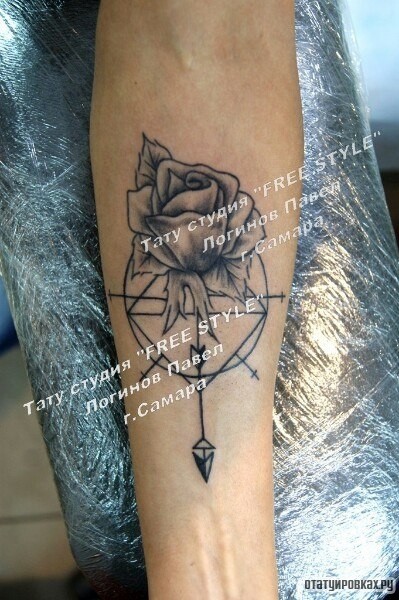 Фотография татуировки под названием «Роза и геометрические фигуры на предплечье»