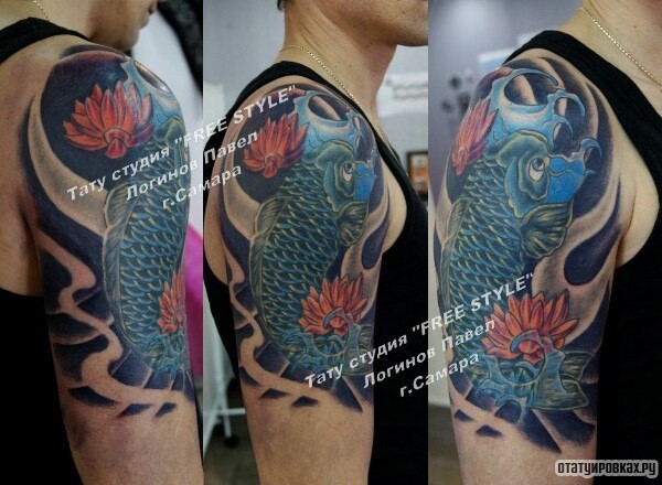 Фотография татуировки под названием «Японский карп с цветами на плече»
