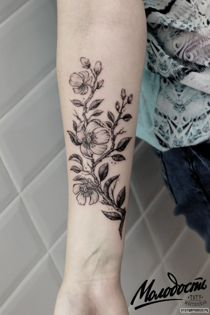 Фотография татуировки под названием «Ветка с цветами»