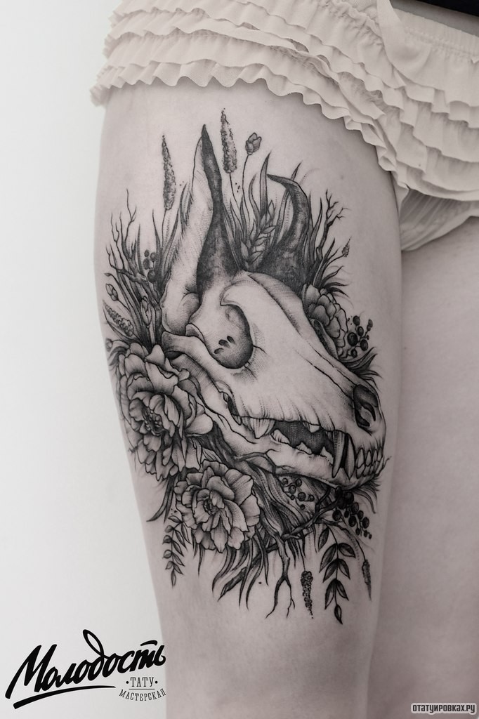 Фотография татуировки под названием «Череп животного в траве»