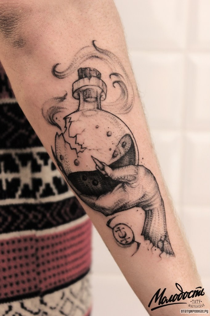 Фотография татуировки под названием «Пробирка с зеленью в руке»