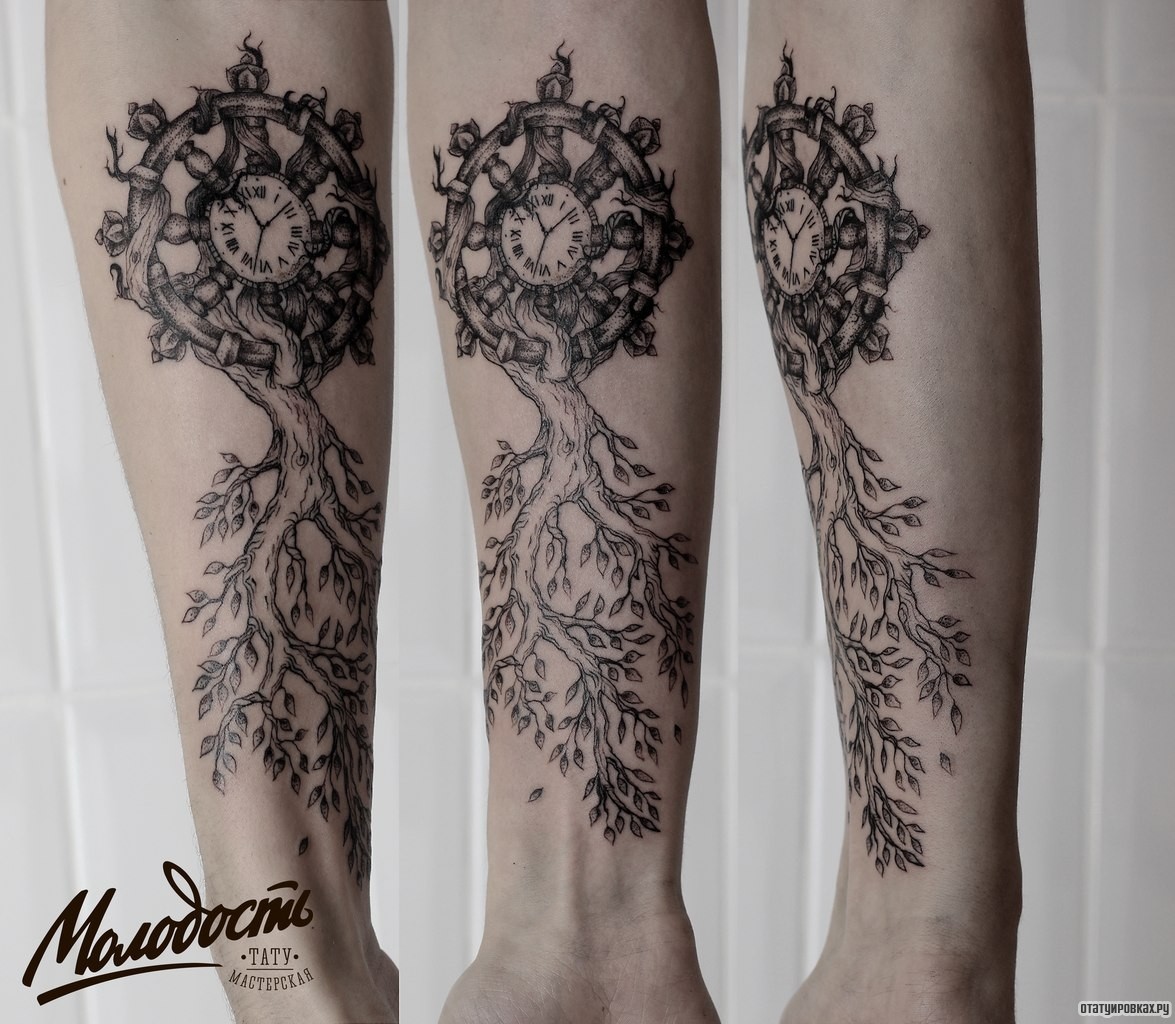 Фотография татуировки под названием «Штурвал с деревом и часами»