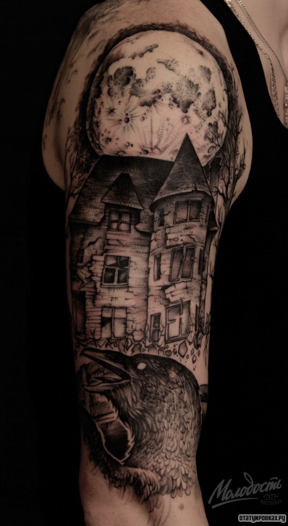 Фотография татуировки под названием «Старый дом с вороном на фоне луны»