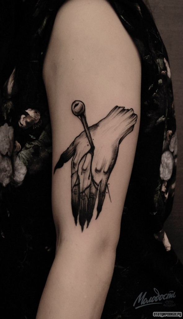 Фотография татуировки под названием «Рука, пронизанная иглой»