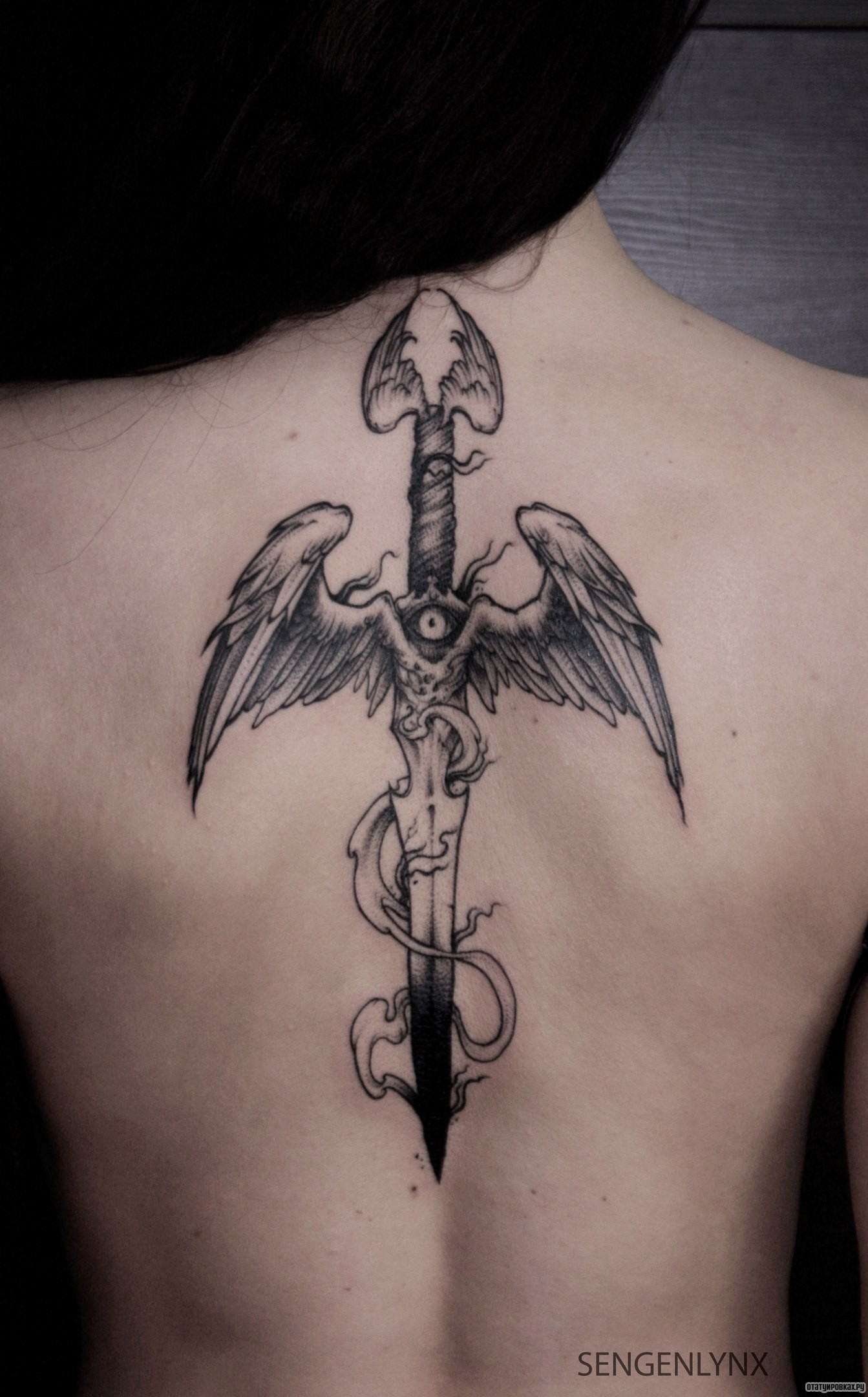 Фотография татуировки под названием «Кинжал с крыльями»