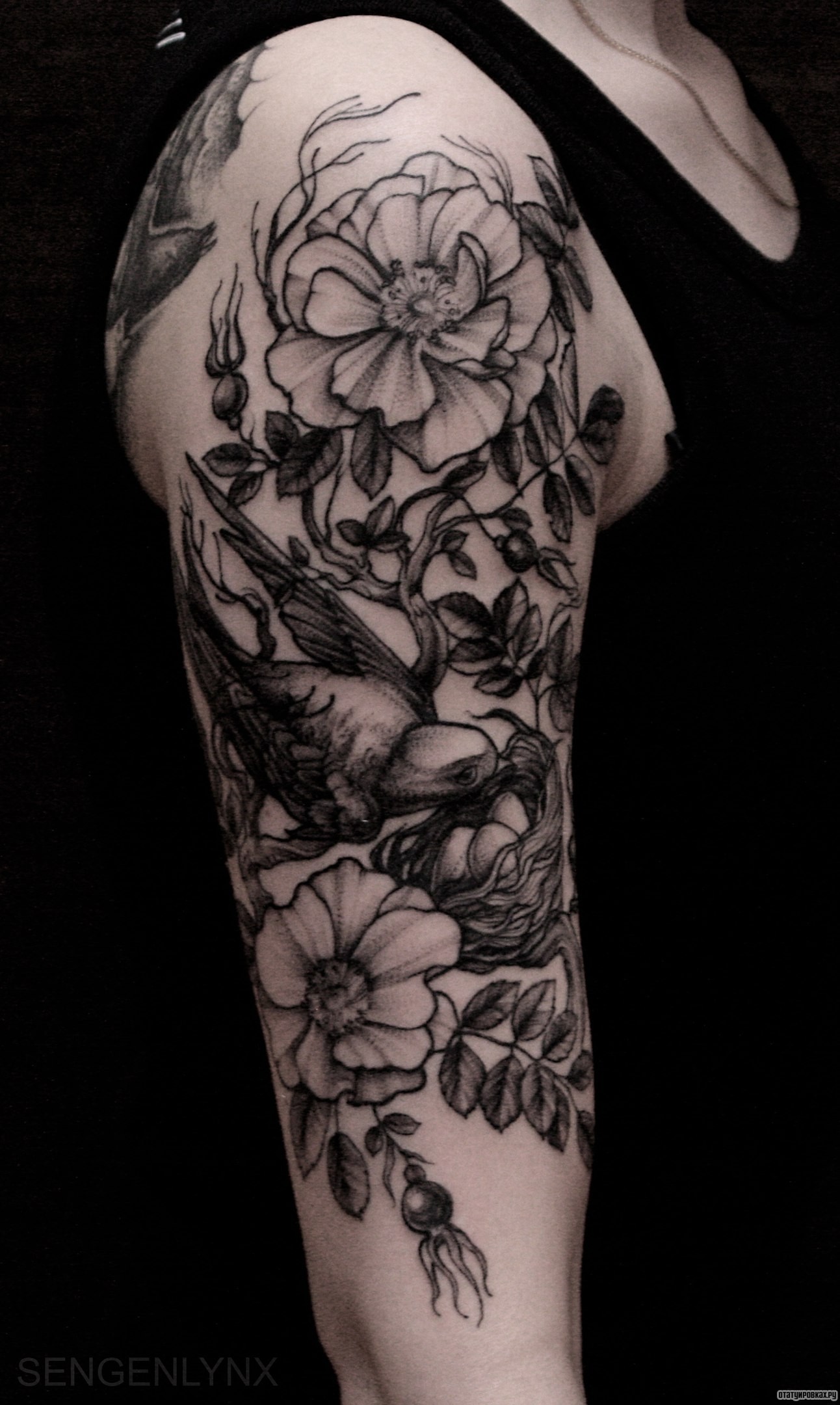Фотография татуировки под названием «Дерево с птицей и цветком»